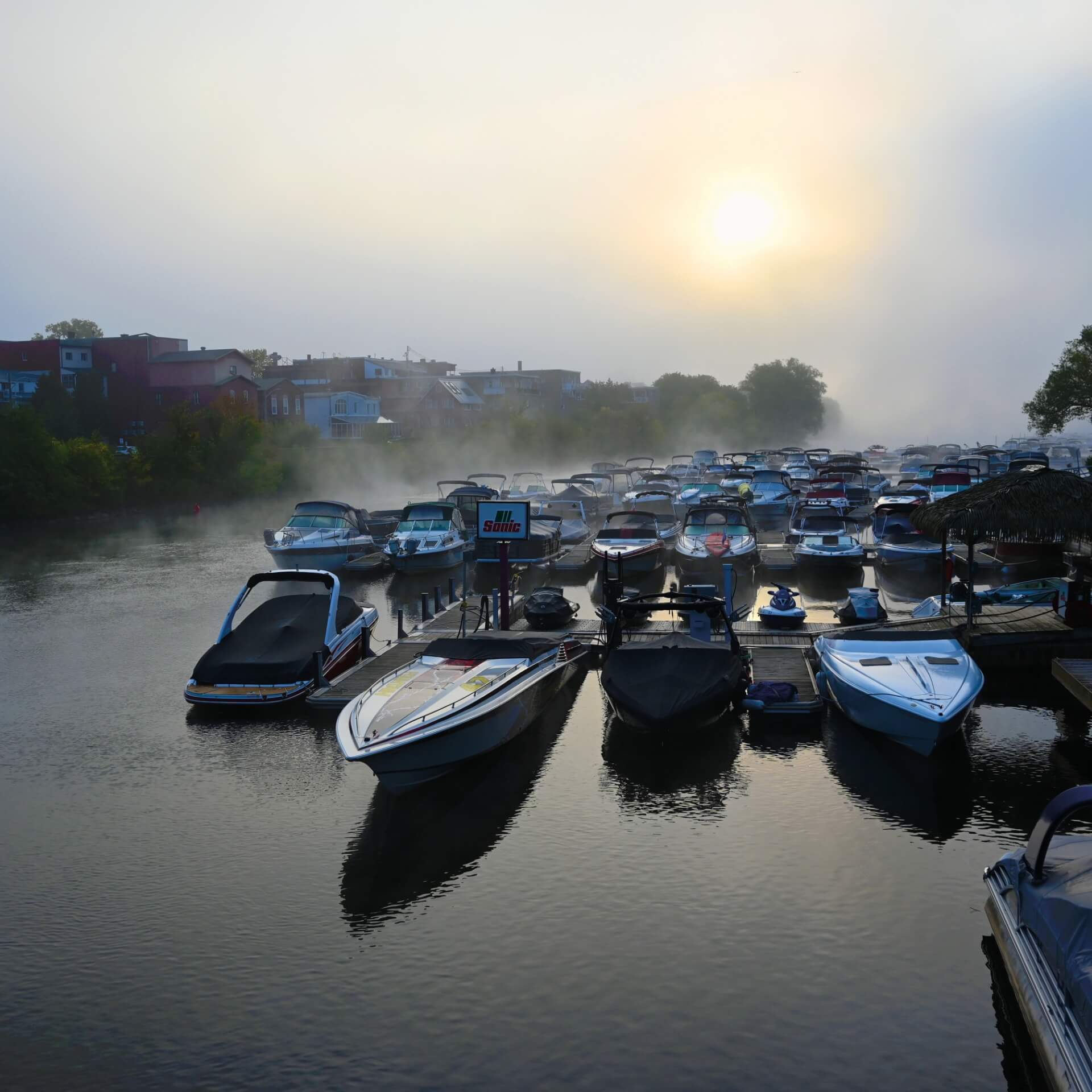 Bateaux amarrés à la marina au lever du soleil